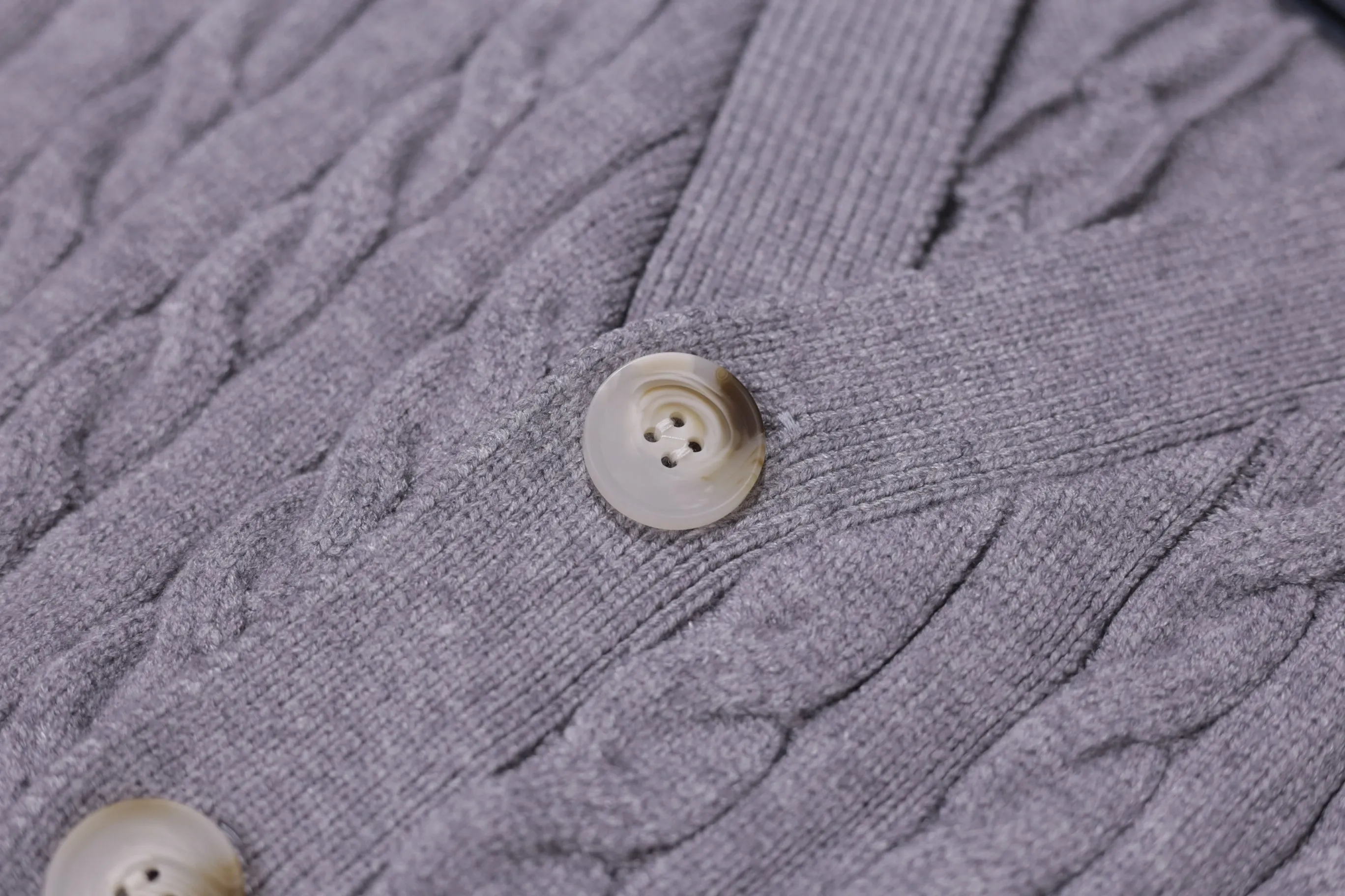 P300 style number D06) 2025 Ralph Lauren #ootddailywear #秋winter sweater #knitwear wear #ralph lauren sweater #can be worn by both men and women. Finally, after the Ralph men's twist sweater full-zip bra top is available, it is finally here. The most popular sweater full-button bra top is a limited edition every year. There will not be many styles in the store! Ralph Lauren Men's Button Twist Open Chest Sweater [The shape is really nice. It can be worn alone or as a jacket. It can also be worn with a shirt underneath ~ 100% pure cotton #Practical wear. Colors, white, navy blue, khaki, gray, size S to XL